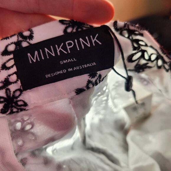 MinkPink Embroidered Floral Harvey Mini Shirt Black And White Size Small NWT - Picture 11 of 13